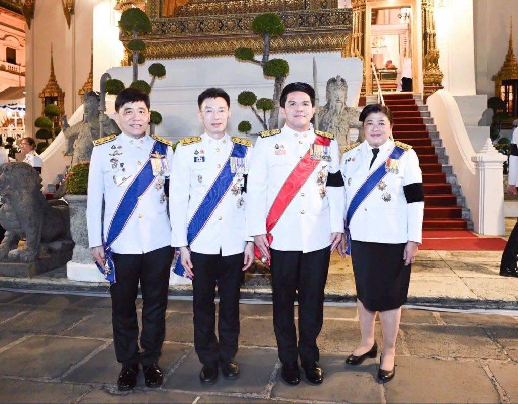 พระบาทสมเด็จพระเจ้าอยู่หัว และสมเด็จพระนางเจ้าฯ พระบรมราชินี เสด็จฯ ไปในการพิธีถวายน้ำสรงพระบรมศพสมเด็จพระนางเจ้าสิริกิติ์ พระบรมราชินีนาถ พระบรมราชชนนีพันปีหลวง ณ พระที่นั่งดุสิตมหาปราสาท ในพระบรมมหาราชวัง