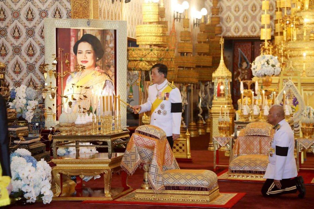 พระบาทสมเด็จพระเจ้าอยู่หัว และสมเด็จพระนางเจ้าฯ พระบรมราชินี เสด็จฯ ไปในการพิธีถวายน้ำสรงพระบรมศพสมเด็จพระนางเจ้าสิริกิติ์ พระบรมราชินีนาถ พระบรมราชชนนีพันปีหลวง ณ พระที่นั่งดุสิตมหาปราสาท ในพระบรมมหาราชวัง