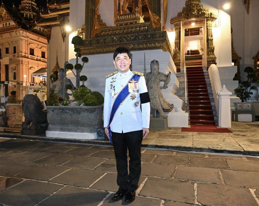 พระบาทสมเด็จพระเจ้าอยู่หัว และสมเด็จพระนางเจ้าฯ พระบรมราชินี เสด็จฯ ไปในการพิธีถวายน้ำสรงพระบรมศพสมเด็จพระนางเจ้าสิริกิติ์ พระบรมราชินีนาถ พระบรมราชชนนีพันปีหลวง ณ พระที่นั่งดุสิตมหาปราสาท ในพระบรมมหาราชวัง