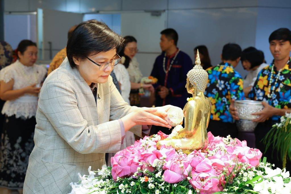 ปรมาณูเพื่อสันติ กระทรวง อว. ร่วมสืบสานประเพณีไทย เข้าร่วมทำบุญตักบาตรและสรงน้ำพระเนื่องในเทศกาลสงกรานต์ ประจำปี 2569