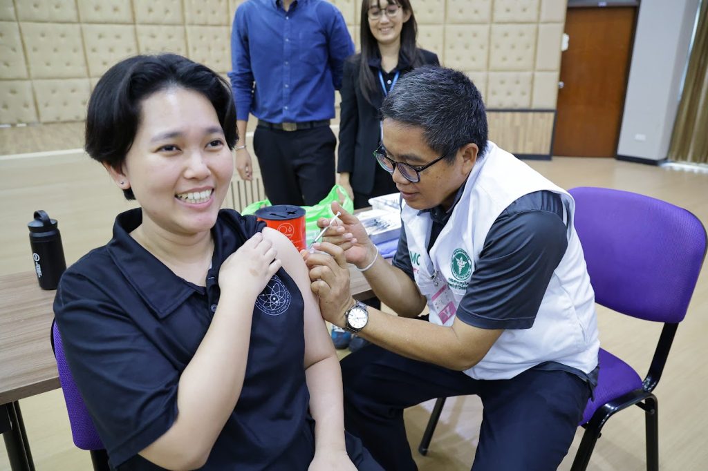 ใส่ใจสุขภาพบุคลากร ปรมาณูเพื่อสันติฉีดวัคซีนไข้หวัดใหญ่ฟรี