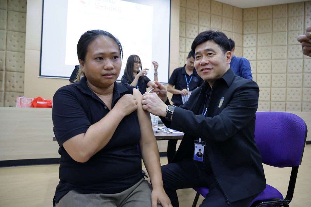 ใส่ใจสุขภาพบุคลากร ปรมาณูเพื่อสันติฉีดวัคซีนไข้หวัดใหญ่ฟรี