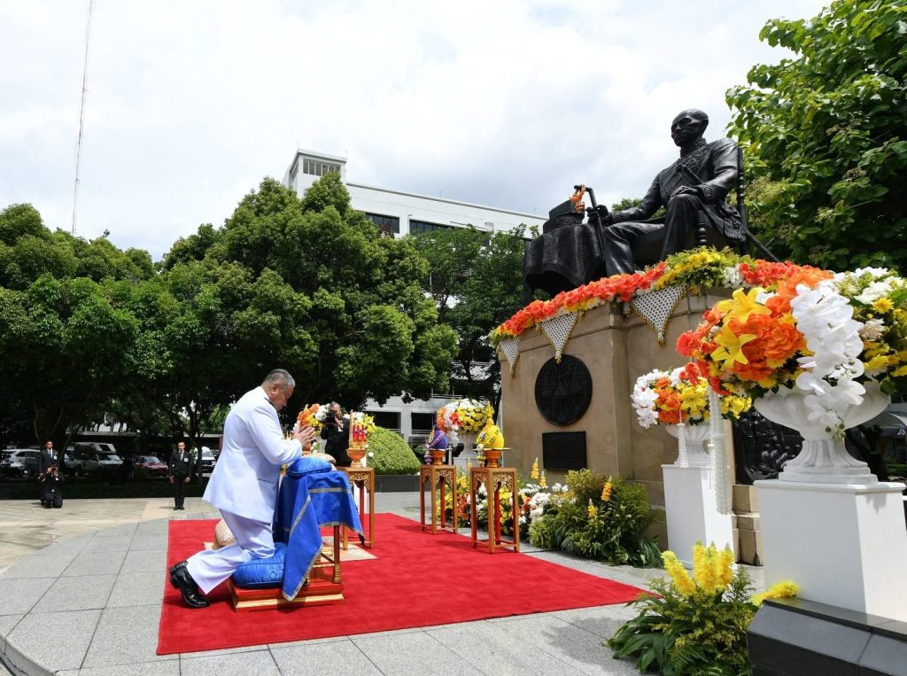 พระบาทสมเด็จพระเจ้าอยู่หัว ทรงพระกรุณาโปรดเกล้าฯ ให้ นายพลากร สุวรรณรัฐ องคมนตรี เป็นผู้แทนพระองค์ ในการวางพุ่มดอกไม้ถวายราชสักการะพระบรมราชานุสาวรีย์ ร.4 เนื่องใน “วันวิทยาศาสตร์แห่งชาติ” 18 สิงหาคม 2569