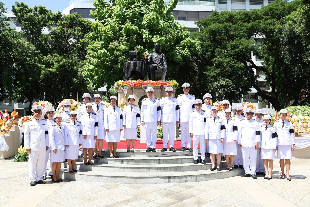 พระบาทสมเด็จพระเจ้าอยู่หัว ทรงพระกรุณาโปรดเกล้าฯ ให้ นายพลากร สุวรรณรัฐ องคมนตรี เป็นผู้แทนพระองค์ ในการวางพุ่มดอกไม้ถวายราชสักการะพระบรมราชานุสาวรีย์ ร.4 เนื่องใน “วันวิทยาศาสตร์แห่งชาติ” 18 สิงหาคม 2569