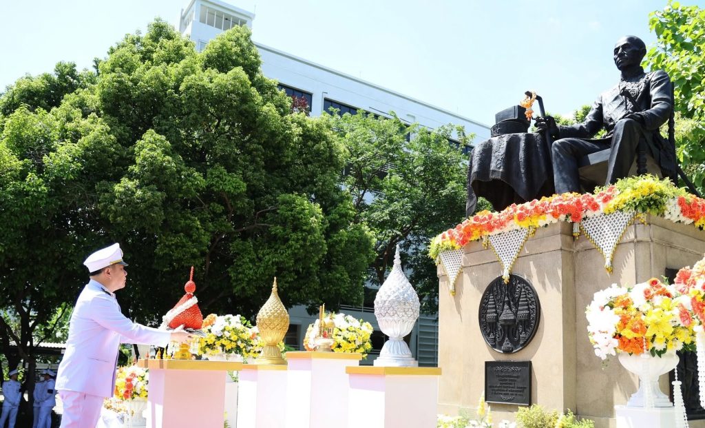 พระบาทสมเด็จพระเจ้าอยู่หัว ทรงพระกรุณาโปรดเกล้าฯ ให้ นายพลากร สุวรรณรัฐ องคมนตรี เป็นผู้แทนพระองค์ ในการวางพุ่มดอกไม้ถวายราชสักการะพระบรมราชานุสาวรีย์ ร.4 เนื่องใน “วันวิทยาศาสตร์แห่งชาติ” 18 สิงหาคม 2569