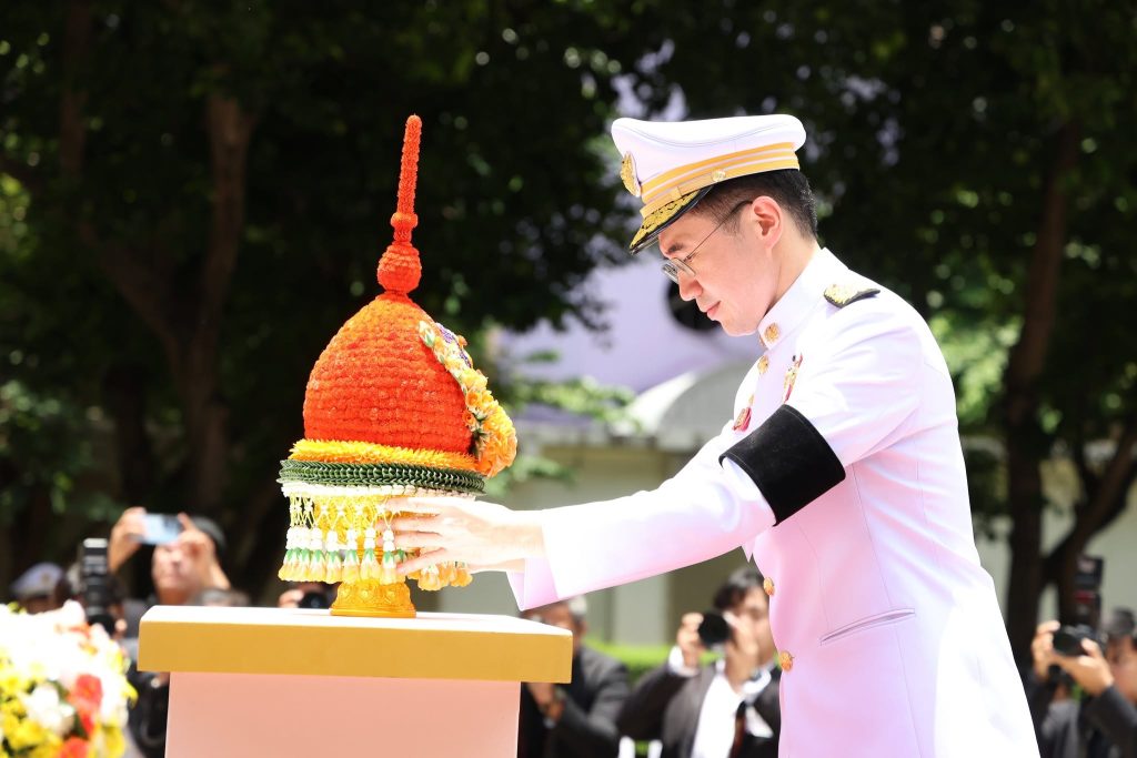 พระบาทสมเด็จพระเจ้าอยู่หัว ทรงพระกรุณาโปรดเกล้าฯ ให้ นายพลากร สุวรรณรัฐ องคมนตรี เป็นผู้แทนพระองค์ ในการวางพุ่มดอกไม้ถวายราชสักการะพระบรมราชานุสาวรีย์ ร.4 เนื่องใน “วันวิทยาศาสตร์แห่งชาติ” 18 สิงหาคม 2569